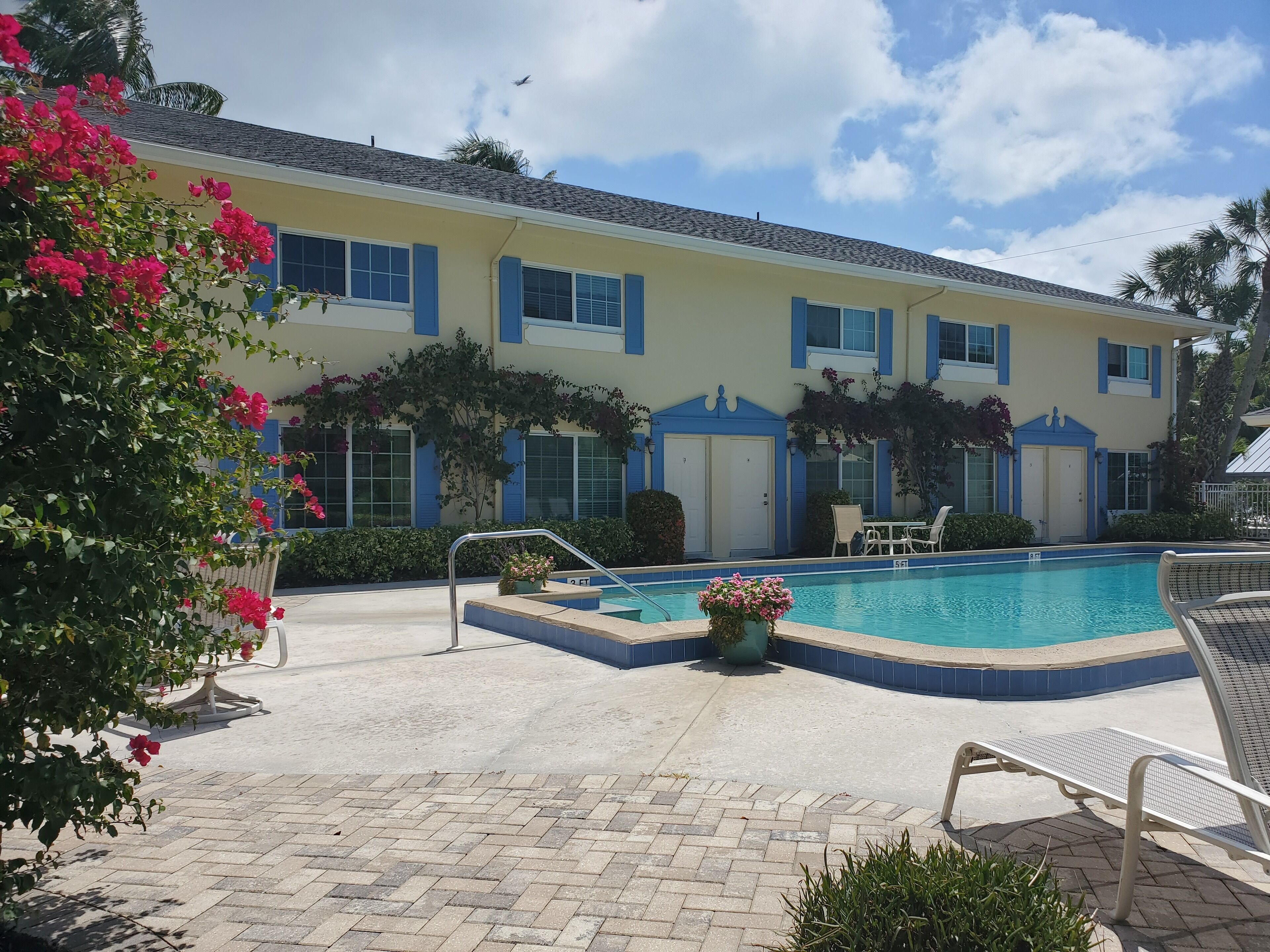  *** 2 blocks from beach! 2 blocks from 5th Ave! Crystal clear pool & patio! ***