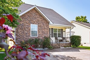 Exterior - CUTE COTTAGE, 2 Minutes to PF STRIP!! FREE BOTTLE of WINE, EV Charger, LOCATION! (Pigeon Forge)
