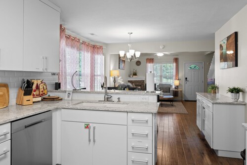 CUTE COTTAGE, 2 Minutes to PF STRIP!! FREE BOTTLE of WINE, EV Charger, LOCATION!