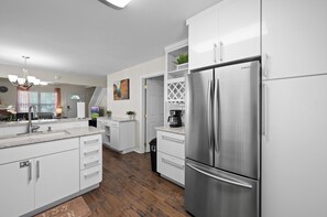 Fridge, microwave, oven, stovetop - CUTE COTTAGE, 2 Minutes to PF STRIP!! FREE BOTTLE of WINE, EV Charger, LOCATION! (Pigeon Forge)