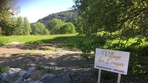 A sign reading "Village des Longes" with a private property notice. - Chalet-style apartment, mountain view, sleeps 1 to 6 - Mont-Dore (Le Mont Dore)