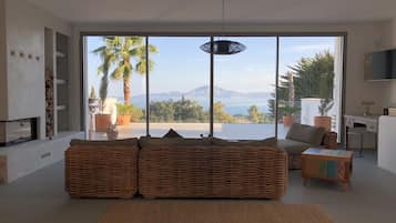 Een smart-tv, een open haard en een muziekbibliotheek