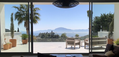 Apartment with infinity pool in the heart of the Strait of Gibraltar Natural Park