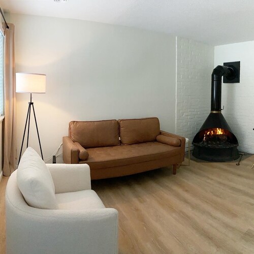 NEW LISTING! Location! Pet friendly, WiFi, winter getaway! 