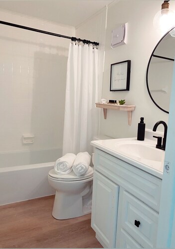 NEW LISTING! Location! Pet friendly, WiFi, winter getaway! 