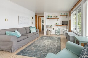 Smart TV, fireplace, books - Lovely Seaside Escape! Private Beach! (Anderson Island)