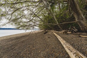 Ranta lähistöllä, rantapyyhkeitä