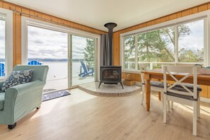 Smart-TV, Kamin, Bücher