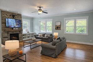 Smart TV, caminetto, videogiochi, lettore DVD