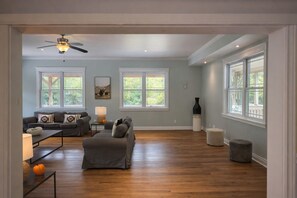 Älytelevisio, takka, videopelejä, DVD-soitin