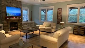 Smart-TV, Kamin, Videospiele, DVD-Player