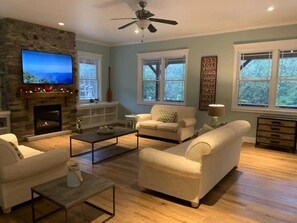 Smart-TV, Kamin, Videospiele, DVD-Player