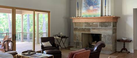 TV connectée, cheminée, table de tennis de table