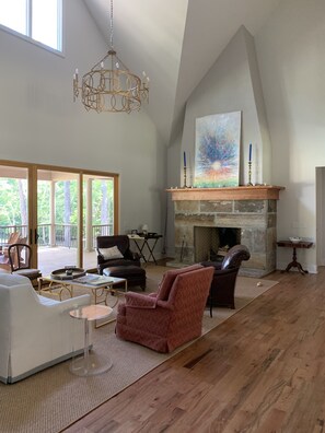 Smart-TV, Kamin, Tischtennisplatte