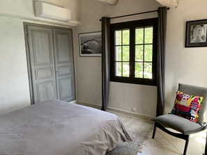4 bedrooms, iron/ironing board, bed sheets