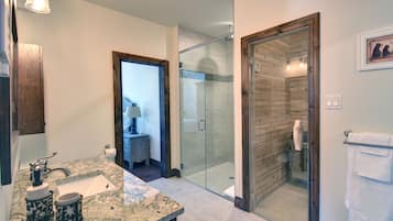 Ensemble douche/baignoire, sĂšche-cheveux, serviettes fournies, savon
