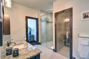 Combined shower/bathtub, hair dryer, towels, soap - Mountain View Nest (Mont-Tremblant)