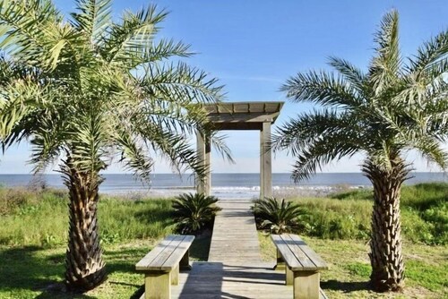 58 Steps To The Sea - Beachfront, Sleeps 30, 6 Bedrooms.