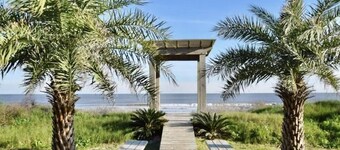 58 Steps To The Sea - Beachfront, Sleeps 30, 6 Bedrooms.