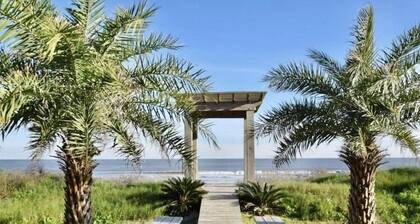 58 Steps To The Sea - Beachfront, Sleeps 30, 6 Bedrooms.