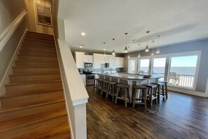 雪櫃、微波爐、洗碗機、多士爐