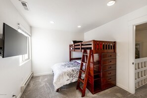 3 dormitorios, tabla de planchar con plancha, wifi gratis y ropa de cama