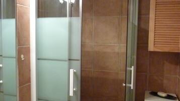 Douche, sĂšche-cheveux, papier toilette