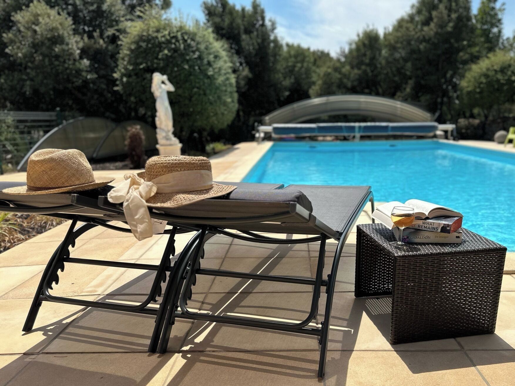 Utendørsbasseng og et oppvarmet basseng