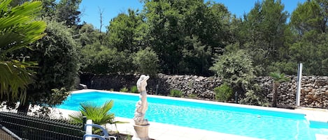 Utomhuspool och uppvärmd pool