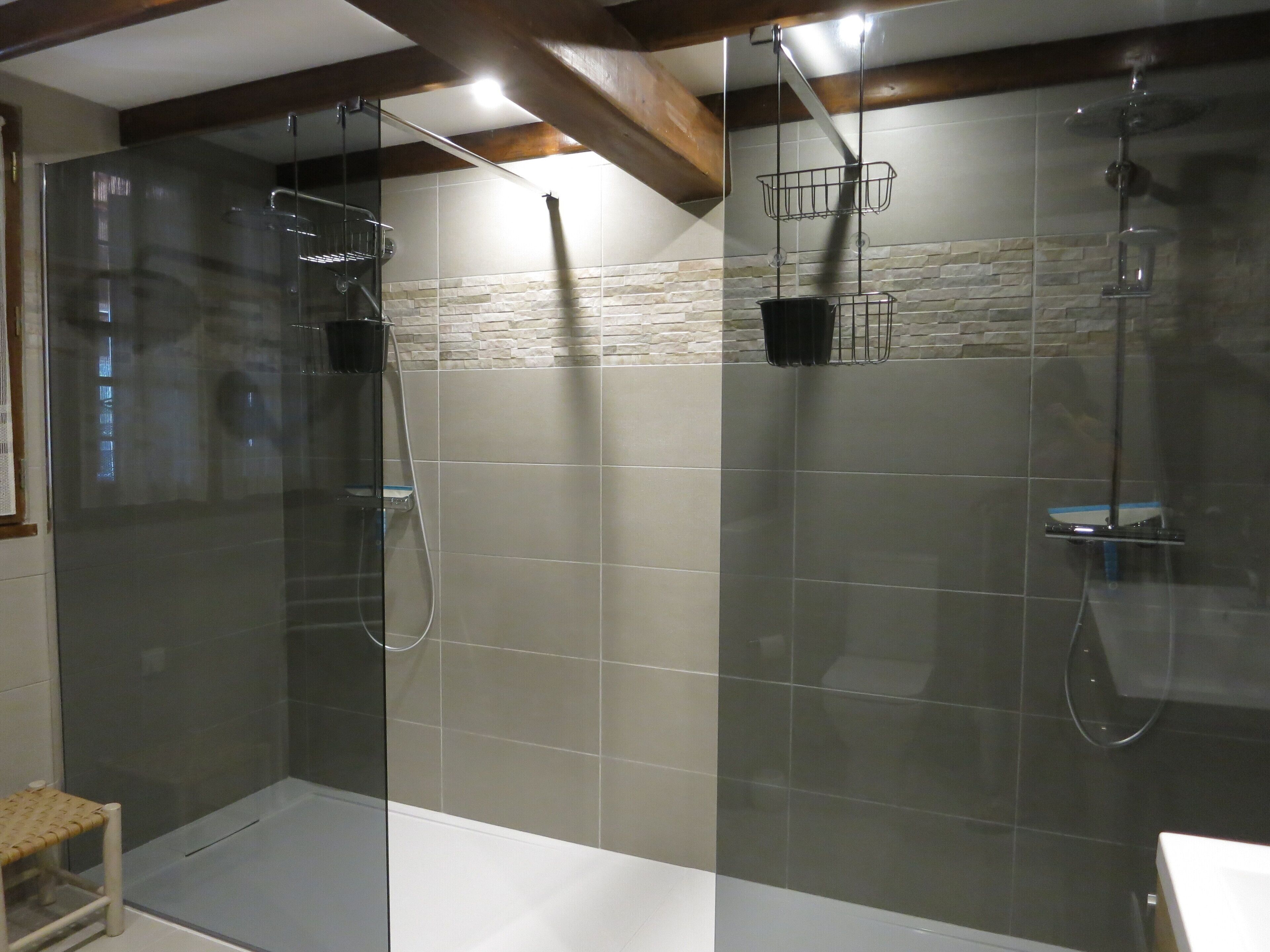 Douche, articles de toilette écologiques, sèche-cheveux