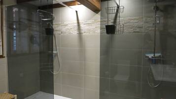 Douche, articles de toilette écologiques, sÚche-cheveux