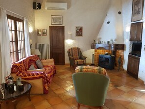 Smart TV, fireplace, DVD player, books