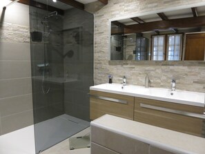 Douche, articles de toilette écologiques, sèche-cheveux