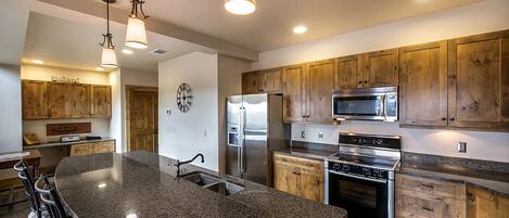 Een koelkast, een microgolfoven, een oven, een kookplaat