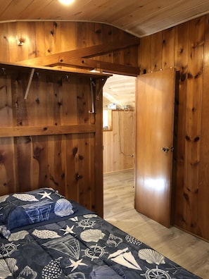 1 bedroom, desk, free WiFi, bed sheets - 1-bedroom cabin near Huron-Manistee National Forest (Newaygo)