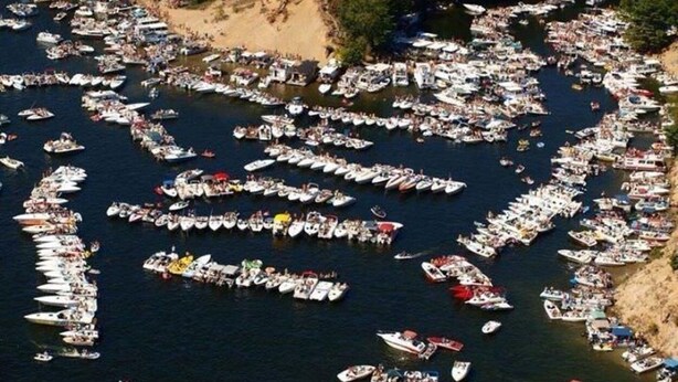 A large number of boats docked in a marina. - 1-bedroom cabin near Huron-Manistee National Forest (Newaygo)