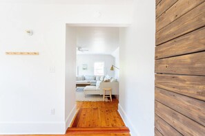 TV connectée, cheminée, livres, services de streaming