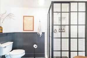 Ensemble baignoire-douche, séchoir à cheveux, bidet, serviettes fournies
