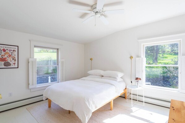 4 bedrooms, desk, WiFi, bed sheets