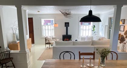Renovated Catskills Farmhouse - hiking, swimming, quaint towns, 1st floor living