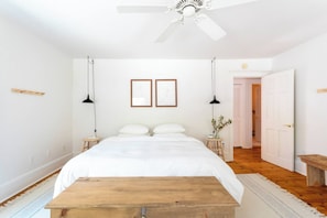 4 bedrooms, desk, WiFi, bed sheets