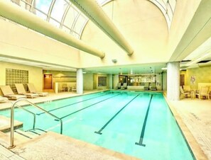 Inomhuspool och utomhuspool
