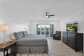 3 habitaciones, escritorio y tabla de planchar con plancha