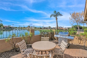 Outdoor dining - Million Dollar Waterfront Patio View with Camelback Mountain. Pickleball (Scottsdale)