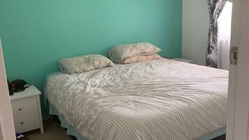 3 dormitorios y tabla de planchar con plancha