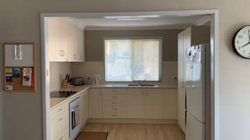 Frigorífico, microondas, horno y placa de cocina