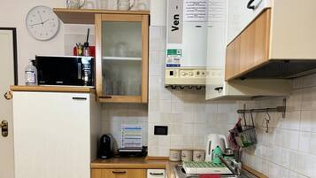 Frigorifero, forno, piano cottura, tostapane