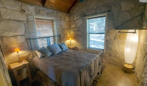 2 bedrooms, free WiFi, bed sheets - Cozy, private waterfront stone cabin on the north shore of Lake Travis (Lago Vista)