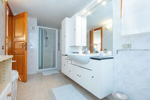 Een douche, een haardroger, een bidet
