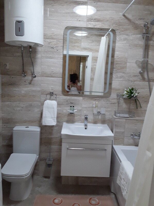 Baignoire, sĂšche-cheveux, serviettes fournies, savon